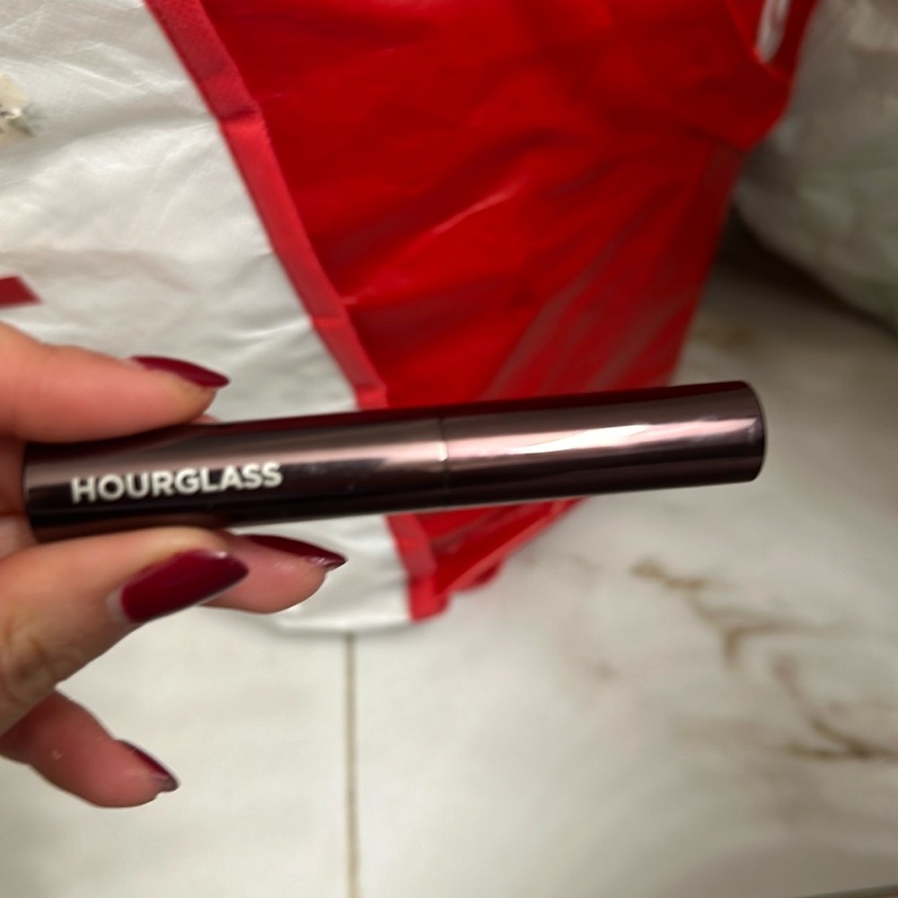 HOURGLASS
Arch Brow Volumizing Fiber Gel